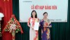 Đồng chí Trần Thị Mai Bí thư chi bộ trao quyết định kết nạp đảng viên cho đồng chí Nguyễn Thúy Linh