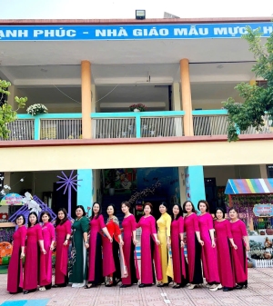SẮC ÁO DÀI TRONG NGÀY HỘI 8/3 – LAN TỎA YÊU THƯƠNG NƠI MÁI TRƯỜNG MẦM NON HOA SEN Trong không khí ấm áp của những ngày đầu tháng 3, khi sắc xuân vẫn còn vương vấn trên từng chồi non lá biếc của vùng đất Mường Thanh lịch sử, cô và trò Trường Mầ