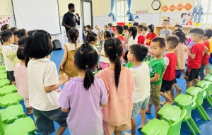 GIỜ HỌC TIẾNG ANH – MỞ RA CÁNH CỬA NGÔN NGỮ CHO TRẺ TẠI TRƯỜNG MẦM NON HOA SEN