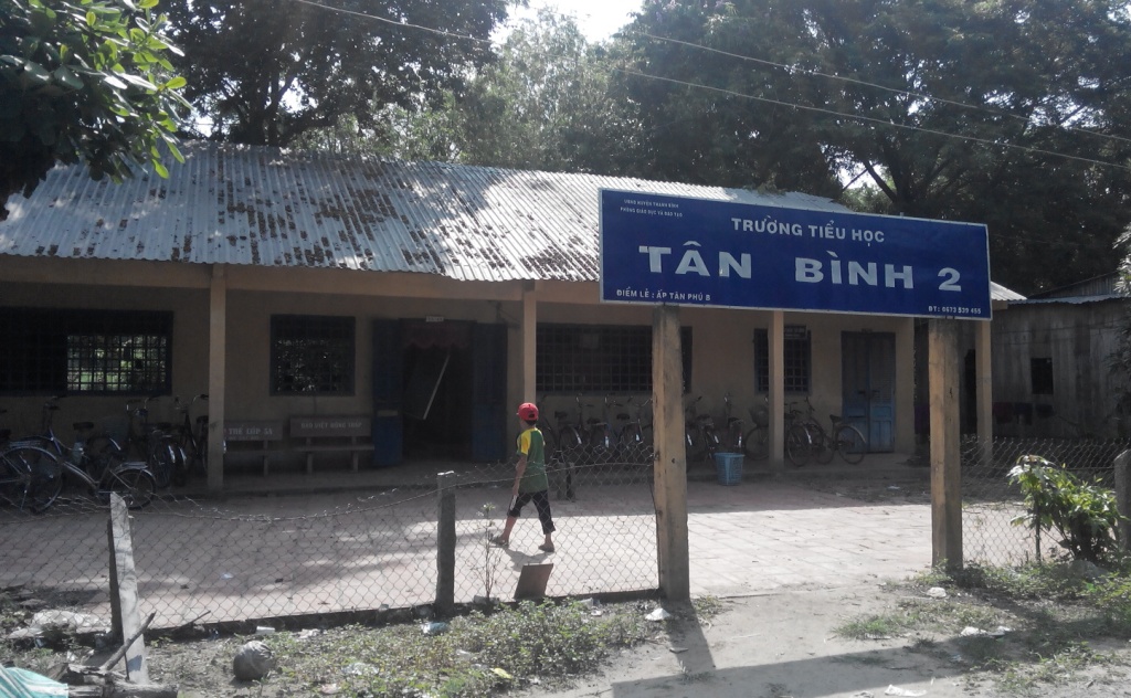 Tại ĐBSCL, các em học sinh còn phải học trong các điểm trường tạm như thế này.