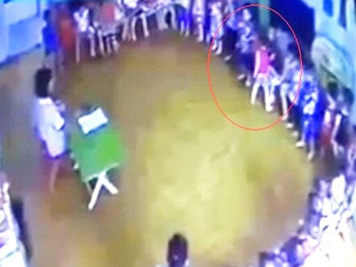 Hình ảnh từ clip cho thấy cô giáo để trẻ tát bạn ngay trong giờ học.