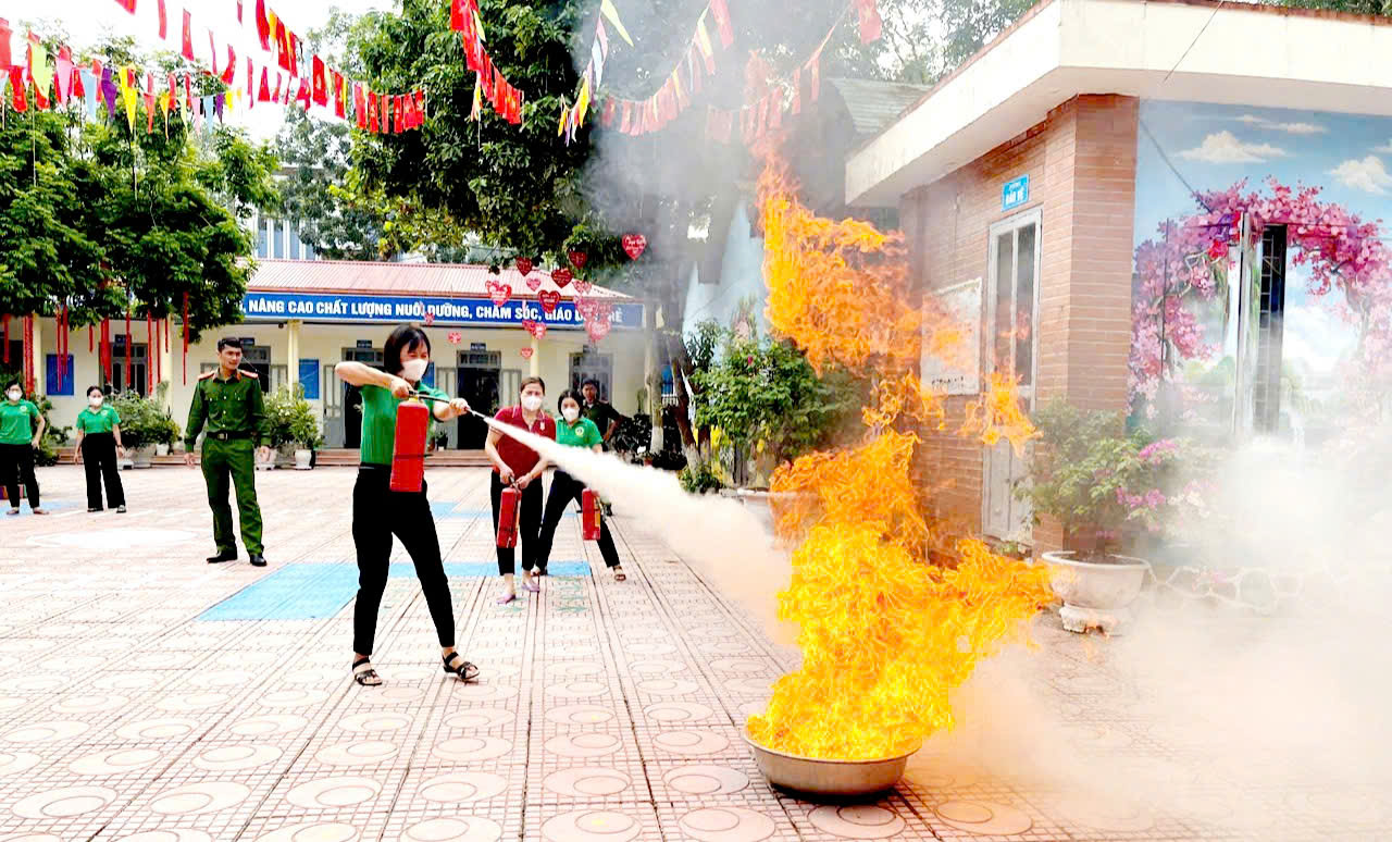 TRƯỜNG MẦM NON HOA SEN TỔ CHỨC TẬP HUẤN CÔNG TÁC PHÒNG CHÁY, CHỮA CHÁY & CỨU NẠN CỨU HỘ.