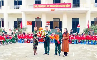 HOẠT ĐỘNG THAM QUAN, TRẢI NGHIỆM - MANG YÊU THƯƠNG GỬI ĐẾN CHÚ BỘ ĐỘI CỦA CÁC BÉ TRƯỜNG MẦM NON HOA SEN