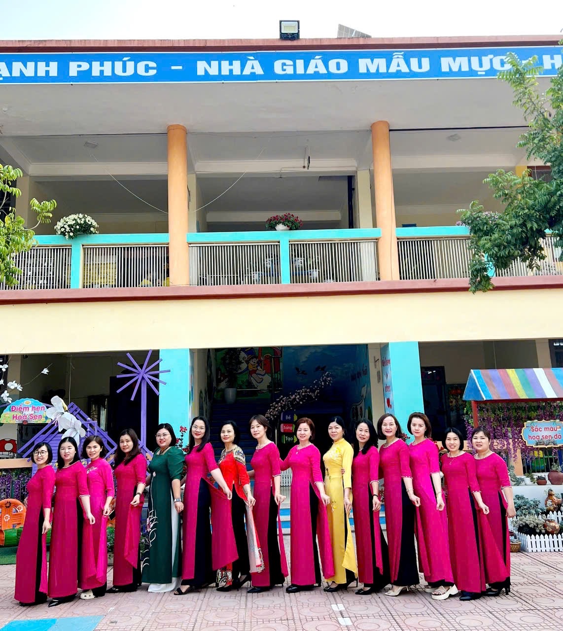 SẮC ÁO DÀI TRONG NGÀY HỘI 8/3 – LAN TỎA YÊU THƯƠNG NƠI MÁI TRƯỜNG MẦM NON HOA SEN Trong không khí ấm áp của những ngày đầu tháng 3, khi sắc xuân vẫn còn vương vấn trên từng chồi non lá biếc của vùng đất Mường Thanh lịch sử, cô và trò Trường Mầ