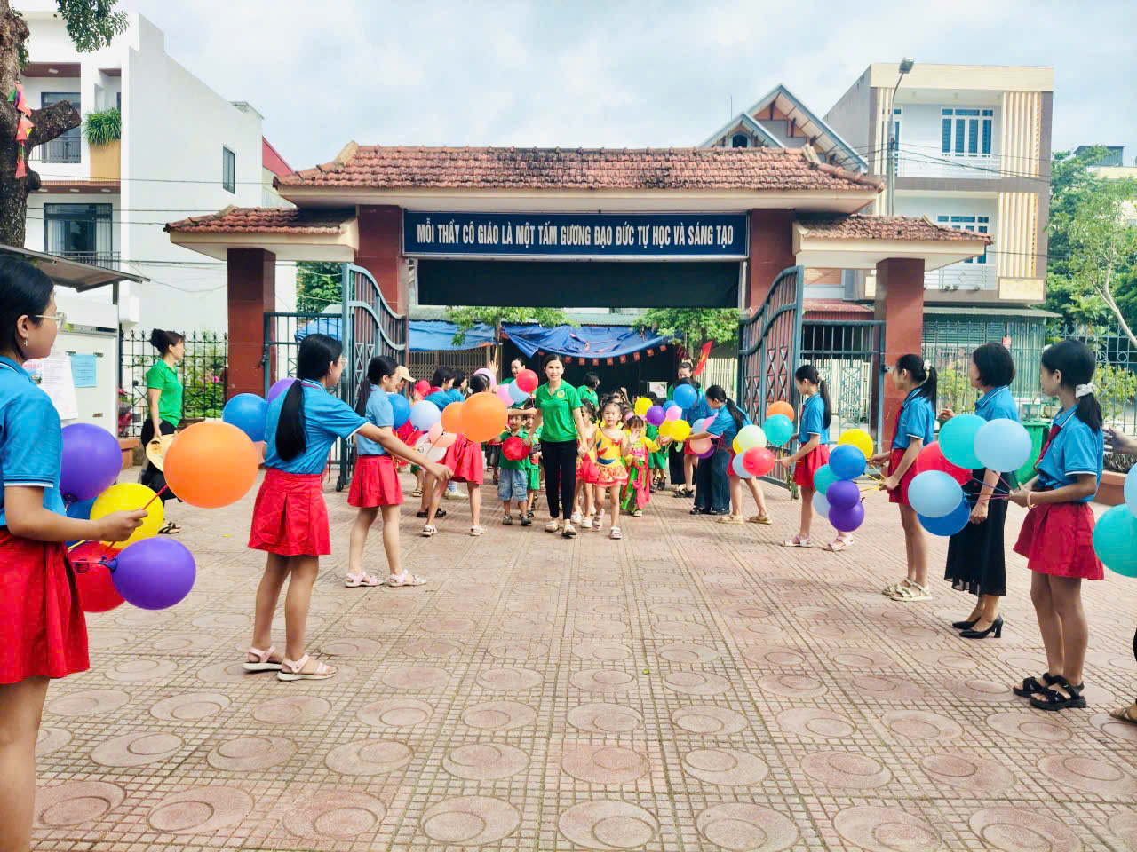 THAM QUAN TRƯỜNG TIỂU HỌC- BƯỚC CHUẨN BỊ TỰ TIN CHO TRẺ MẪU GIÁO 5-6 TUỔI TRƯỜNG MẦM NON HOA SEN